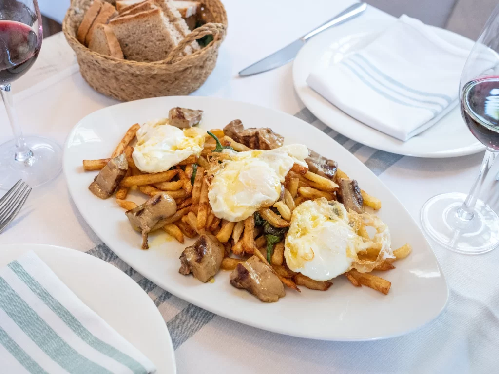 huevos payeses y patata roja ibicenca con foie