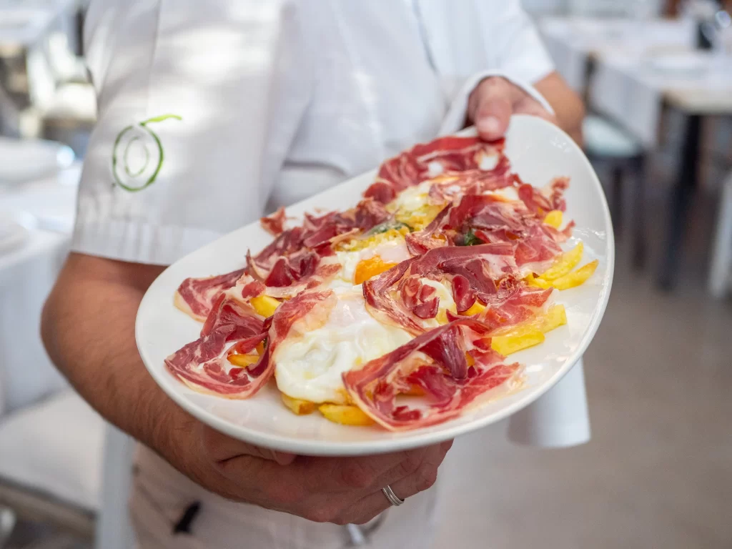 Huevos payeses y patata roja ibicenca con jamón ibérico