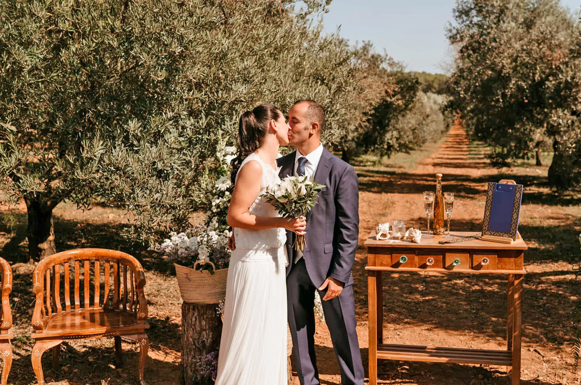 eventos-sesescoles3 Bride and groom kissing at Ses Escoles